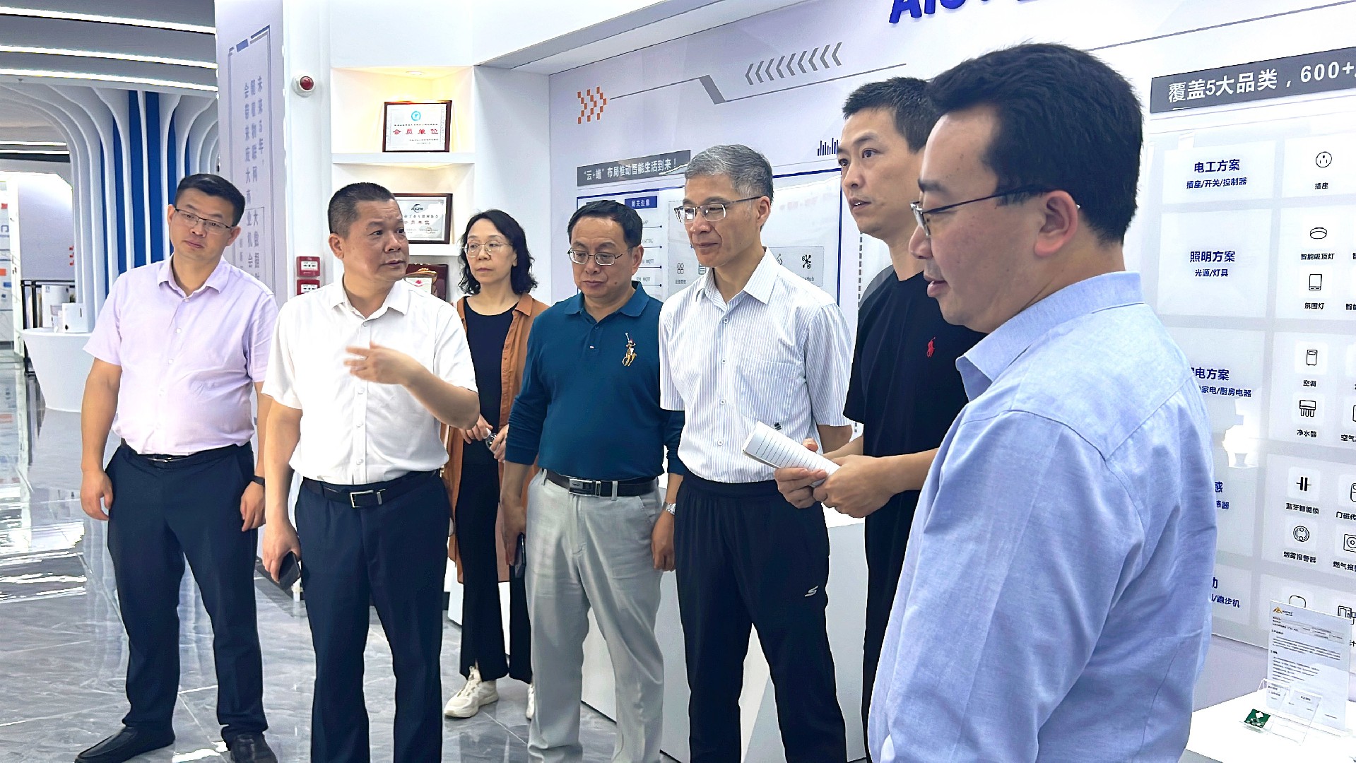  重庆工商大学校领导一行莅临世界杯官网参观访问